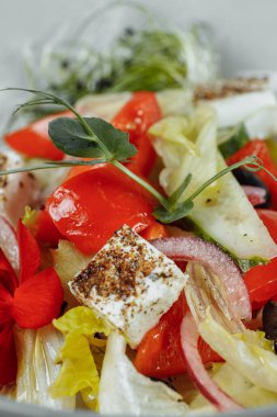 Geleneksel Yunan salatası taze sebze, peynir ve zeytinli. Üst Manzara. Seçici odak.