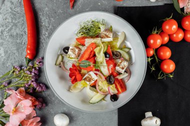 Geleneksel Yunan salatası taze sebze, peynir ve zeytinli. Üst Manzara. Seçici odak.