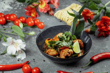 Japon yemeği: Tavuk ve sebzeli soba eriştesi.