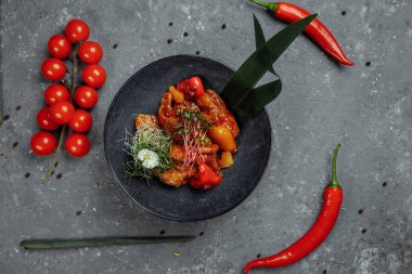 Çin tavuğu Çin yemeği. Tavuk, dolmalık biber, ananas, lichee püresine dayanan baharatlı tatlı sostan oluşur..