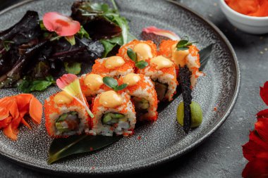 Somon balıklı suşi rulosu. Avokado kraliyet krem peyniri. Philadelphia havyarlı havyar tobika chuka. Suşi menüsü. Japon yemeği..