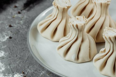 Kafkas mutfağı - Beyaz tabakta etli Khinkali.