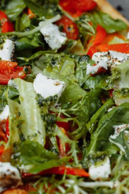 Peynirli domatesli vejetaryen pizza..