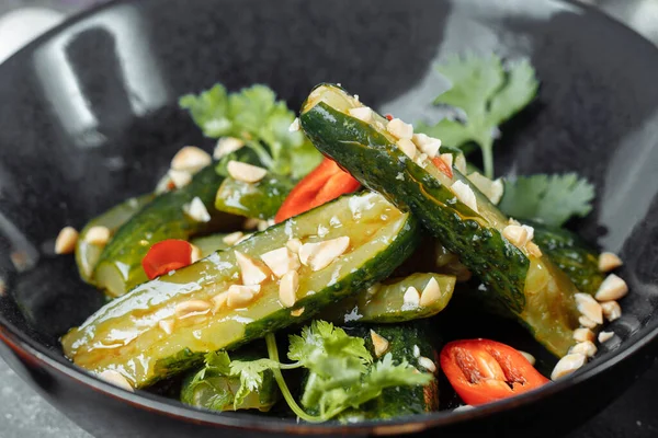 Susam tohumlu salatalık salatası, şeker, kırmızı ve siyah biber, zeytinyağı.