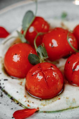 Tabakta soya peynirli domatesler. Yazı için yer. Makro.