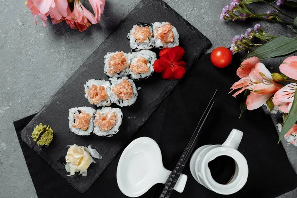 Felix, wasabi soslu ve siyah tahtada zencefil turşusuyla yuvarlanıyor..