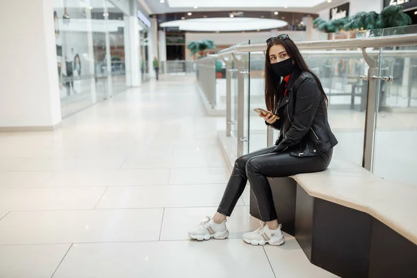 Fille Avec Masque Noir Médical Téléphone Portable Dans Centre Commercial — Photo