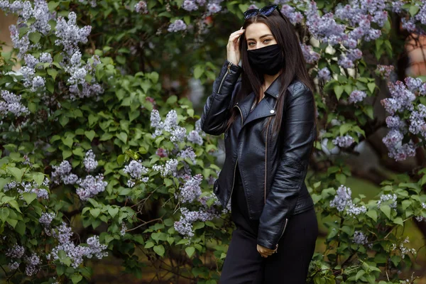 Dívka Lékařské Masce Pozadí Kvetoucích Šeříků Černá Maska Ochrana Proti — Stock fotografie