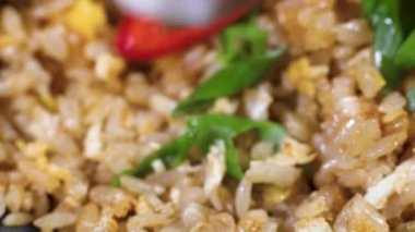 Siyah tabakta karidesli Tayland pirinci. telif hakkı yeri