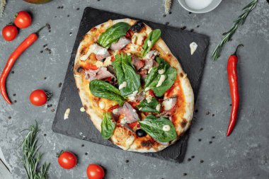 Etli İtalyan pizzası, biftek dilimleri, erimiş peynir, zeytin dilimleri ve çedar peyniri. Yaklaş, makro. Pizza zamanı konsepti.