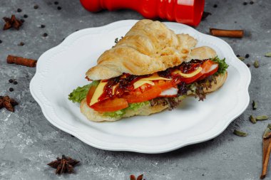 Lezzetli jambon ve salatalı peynirli kruvasan..