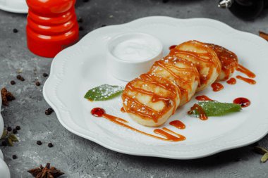 Naneli ve ekşi kremalı peynirli kek. Tatlı nefis..