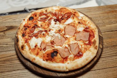 Tahta masa manzaralı pizza. Fast food. Sosyal medya blogu. Fotokopi alanı. Pizza hazır..