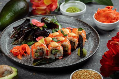 Somon balıklı suşi rulosu. Avokado kraliyet krem peyniri. Philadelphia havyarlı havyar tobika chuka. Suşi menüsü. Japon yemeği..