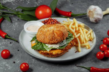 Taze ve kızarmış balık burger ve sebze..