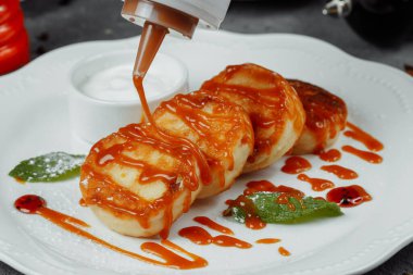 Naneli ve ekşi kremalı peynirli kek. Tatlı nefis..