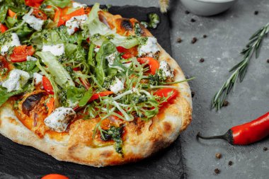 Peynirli domatesli vejetaryen pizza..