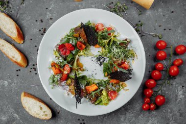 Kabak domatesli salata ve kızarmış ciğer. Cadılar Bayramı Salatası.