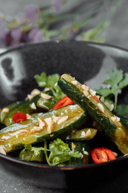 Susam tohumlu salatalık salatası, şeker, kırmızı ve siyah biber, zeytinyağı.