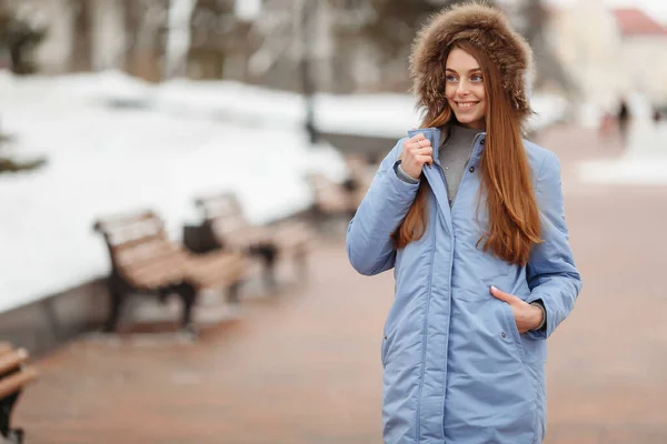 Jovem Estão Andando Parque Inverno Parque Inverno Neve Vestuário Publicidade — Fotografia de Stock