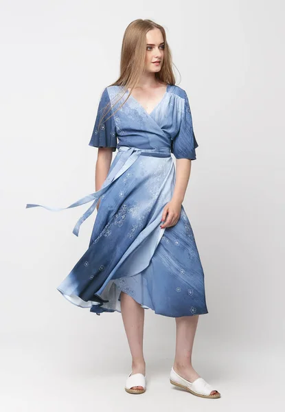 Πλήρες Μήκος Ενός Νεαρού Κομψό Κορίτσι Ένα Γαλάζιο Καλοκαιρινό Φόρεμα — Φωτογραφία Αρχείου