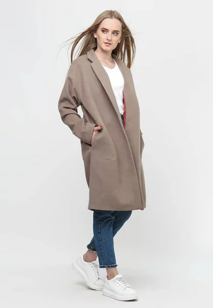 Bellissimo Modello Posa Lungo Cappotto Marrone Sfondo Bianco Riprese Studio — Foto Stock