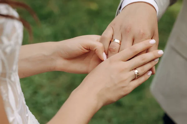 Manos Omanos Recién Casados Con Anillos Boda Ramo Bodas Recién —  Fotos de Stock