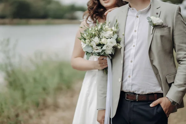 Una Novia Hermoso Vestido Con Tren Sosteniendo Ramo Flores Vegetación — Foto de Stock