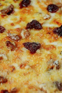 Sıcak dört peynir lezzetli ev yapımı Amerikan pizzası. Siyah masada kalın hamurlu..