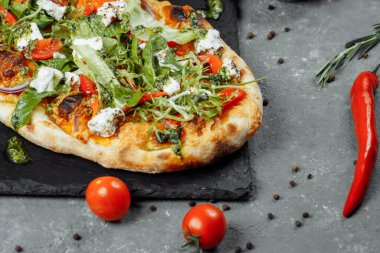 Peynirli domatesli vejetaryen pizza..