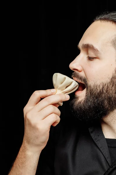 Barbudo Está Comiendo Khinkali Emocionalmente Plato Nacional Georgiano Khinkali Concepto — Foto de Stock