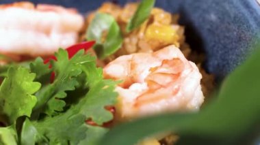 Siyah tabakta karidesli Tayland pirinci. telif hakkı yeri