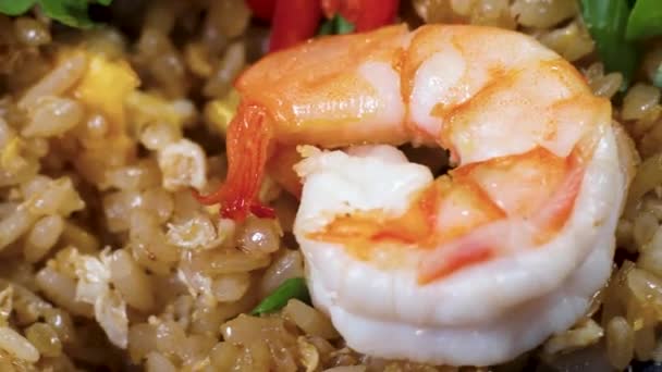 在深色背景的黑色盘子里放虾的泰国米饭。版权的地方 — 图库视频影像