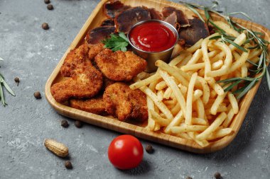 Atıştırmalıklı tabak. kızarmış tavuk nugget, kızarmış patates ve jamon..
