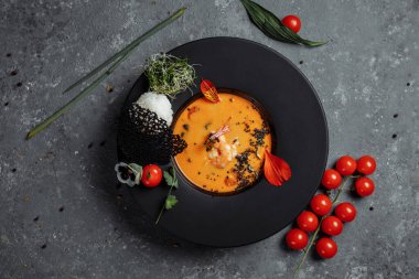 Lezzetli Tom Yum çorbası karides ve hindistan cevizi sütü