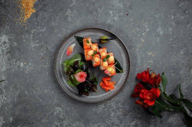 Somon balıklı suşi rulosu. Avokado kraliyet krem peyniri. Philadelphia havyarlı havyar tobika chuka. Suşi menüsü. Japon yemeği.