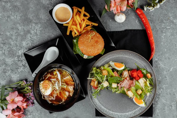 Trerätters Affärslunch Lunch Med Burgare Asiatiska Nudlar Och Caesarsallad — Stockfoto