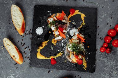 Kabak kremalı bruschettalar ve keçi peyniri. Hafif kahvaltı, atıştırmalık. Cadılar Bayramı.