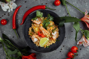 Siyah tabakta karidesli Tayland pirinci. telif hakkı yeri.