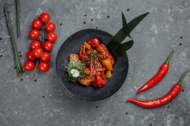 Çin tavuğu Çin yemeği. Tavuk, dolmalık biber, ananas, lichee püresine dayanan baharatlı tatlı sostan oluşur.