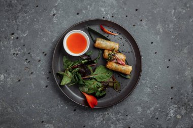 Tatlı biber soslu karidesli börek. Asya mutfağı