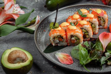 Somon balıklı suşi rulosu. Avokado kraliyet krem peyniri. Philadelphia havyarlı havyar tobika chuka. Suşi menüsü. Japon yemeği.