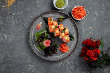 Somon balıklı suşi rulosu. Avokado kraliyet krem peyniri. Philadelphia havyarlı havyar tobika chuka. Suşi menüsü. Japon yemeği.