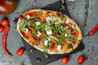 Peynirli domatesli vejetaryen pizza.