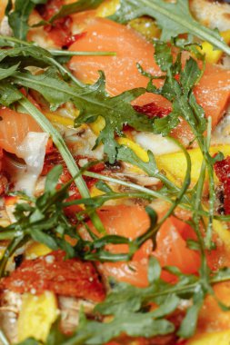 Somon ve sebzeli lezzetli pizza. İtalyan pizzası.