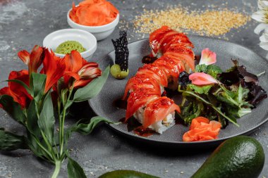 Japon suşi-kırmızı ejderha. Avokado, somon ve suşi peyniri. Üst görünüm.