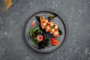 Somon balıklı suşi rulosu. Avokado kraliyet krem peyniri. Philadelphia havyarlı havyar tobika chuka. Suşi menüsü. Japon yemeği..