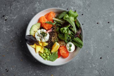 Taze, hafif bir kahvaltı, iş yemeği. Haşlanmış yumurta, karabuğday, kırmızı balık, taze salata, salatalık ve kiraz domatesli kahvaltı, iş yemeği konsepti.