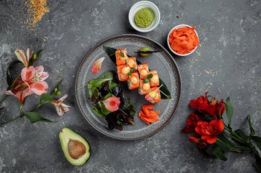 Somon balıklı suşi rulosu. Avokado kraliyet krem peyniri. Philadelphia havyarlı havyar tobika chuka. Suşi menüsü. Japon yemeği..