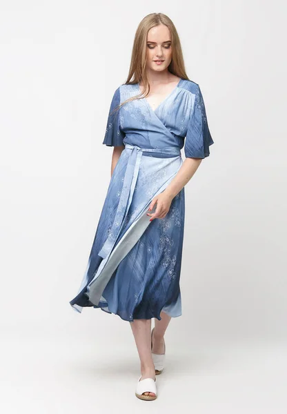 Longitud Completa Una Chica Joven Elegante Vestido Verano Azul Claro —  Fotos de Stock